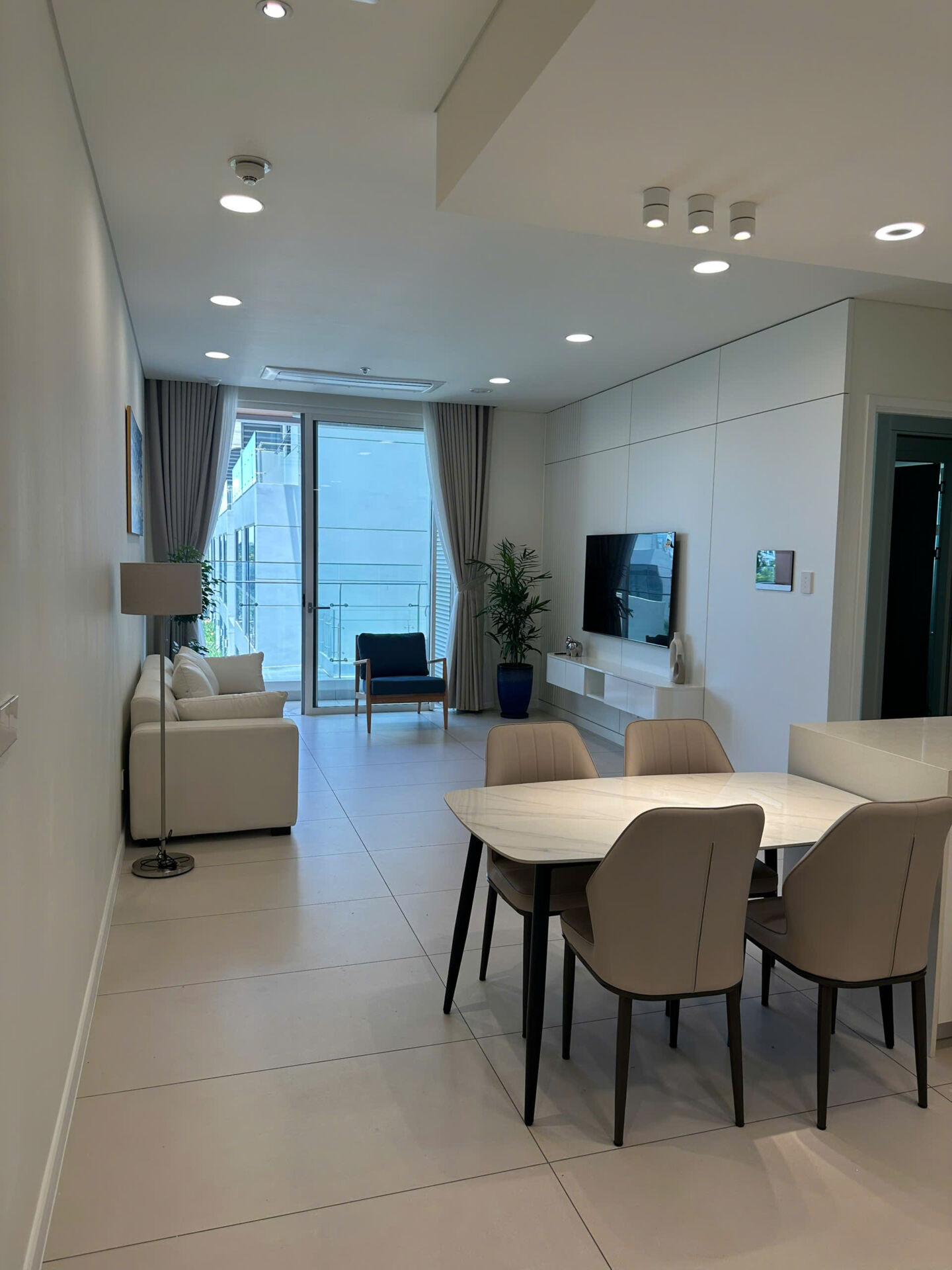 Phòng khách rộng rãi, trần cao, ánh sáng tự nhiên