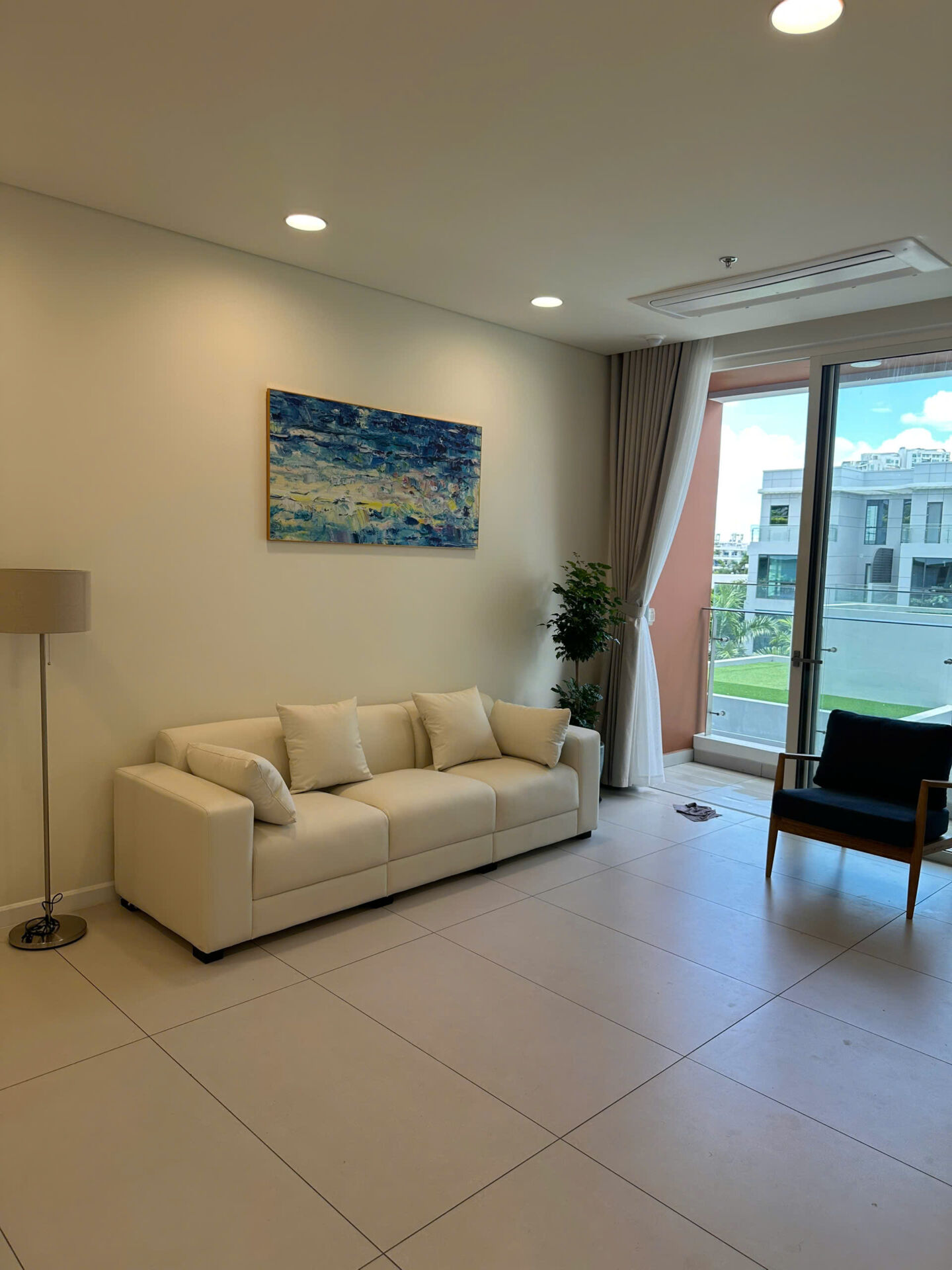 Phòng khách rộng rãi, trần cao, ánh sáng tự nhiên
