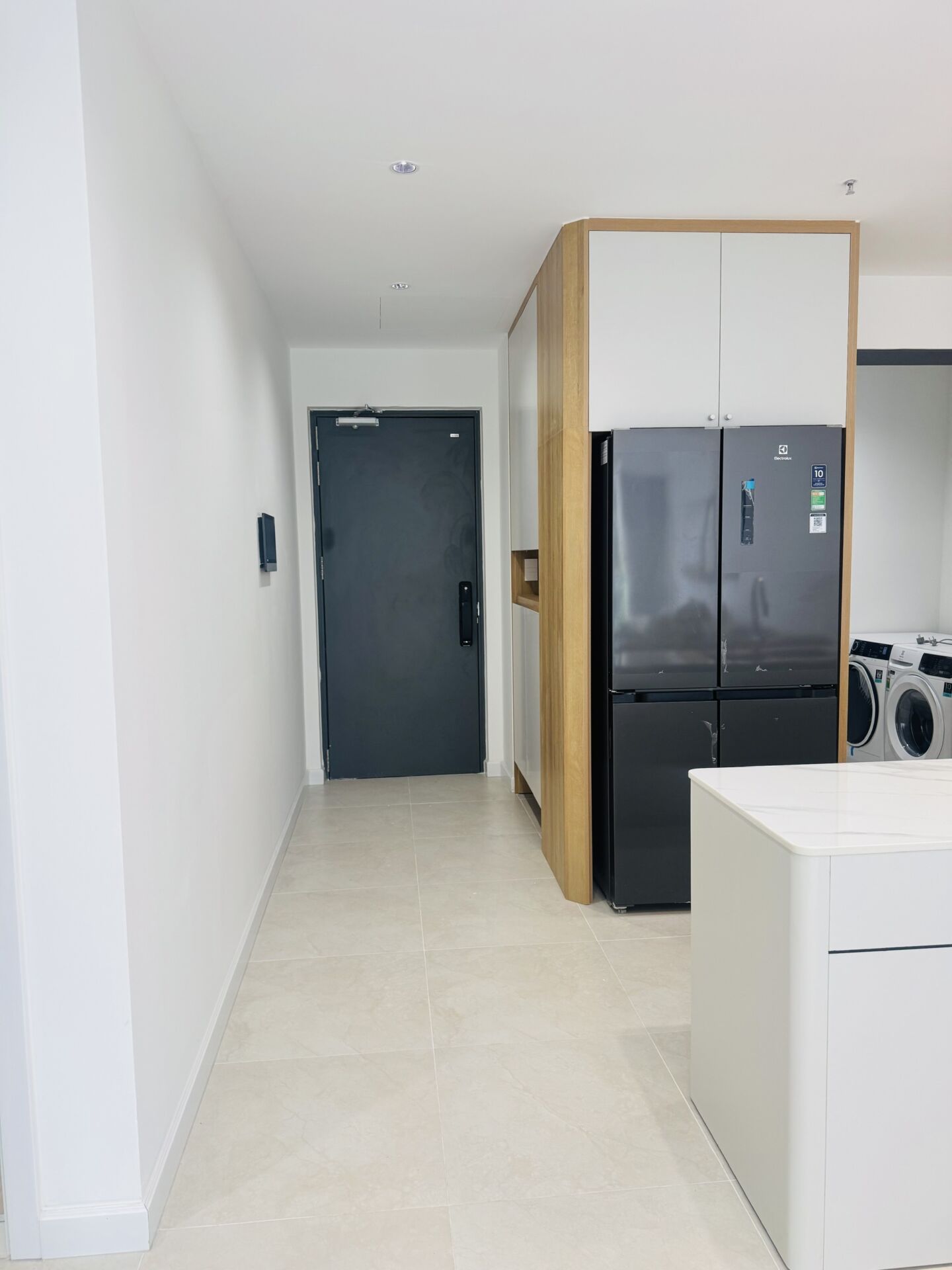 Căn hộ 2 phòng ngủ đầy đủ nội thất mới, view Quận 1, sân vườn trước cửa, ban công hướng thành phố.