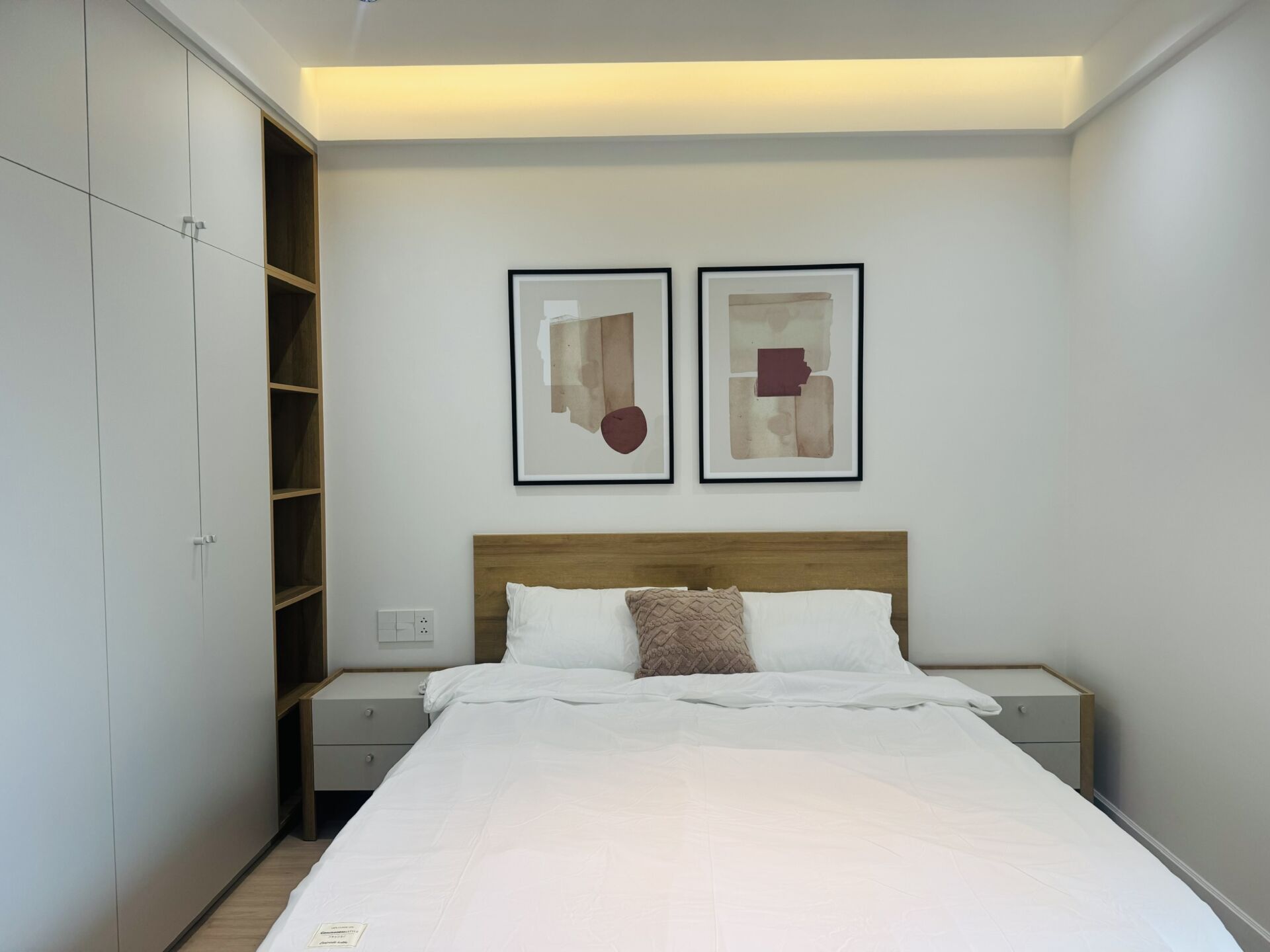 Căn hộ 2 phòng ngủ đầy đủ nội thất mới, view Quận 1, sân vườn trước cửa, ban công hướng thành phố.