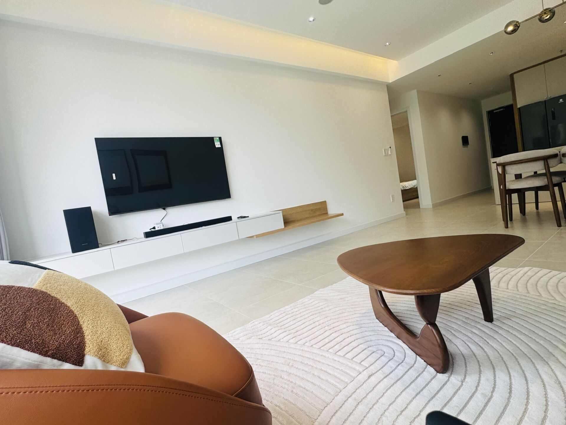 Cho Thuê Căn Hộ 2PN Quận 1 - Sân Vườn Rộng Tiện Nghi Hiện Đại