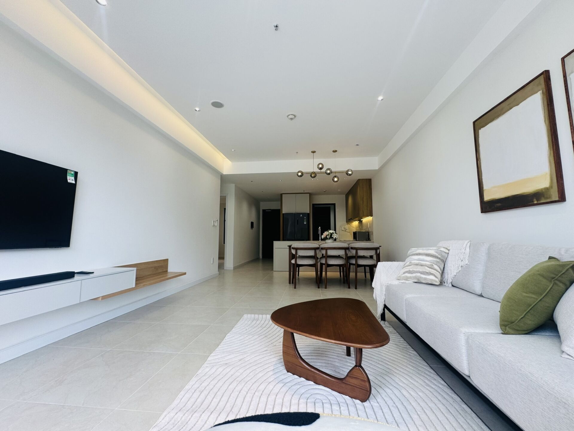 Căn hộ 2 phòng ngủ đầy đủ nội thất mới, view Quận 1, sân vườn trước cửa, ban công hướng thành phố.