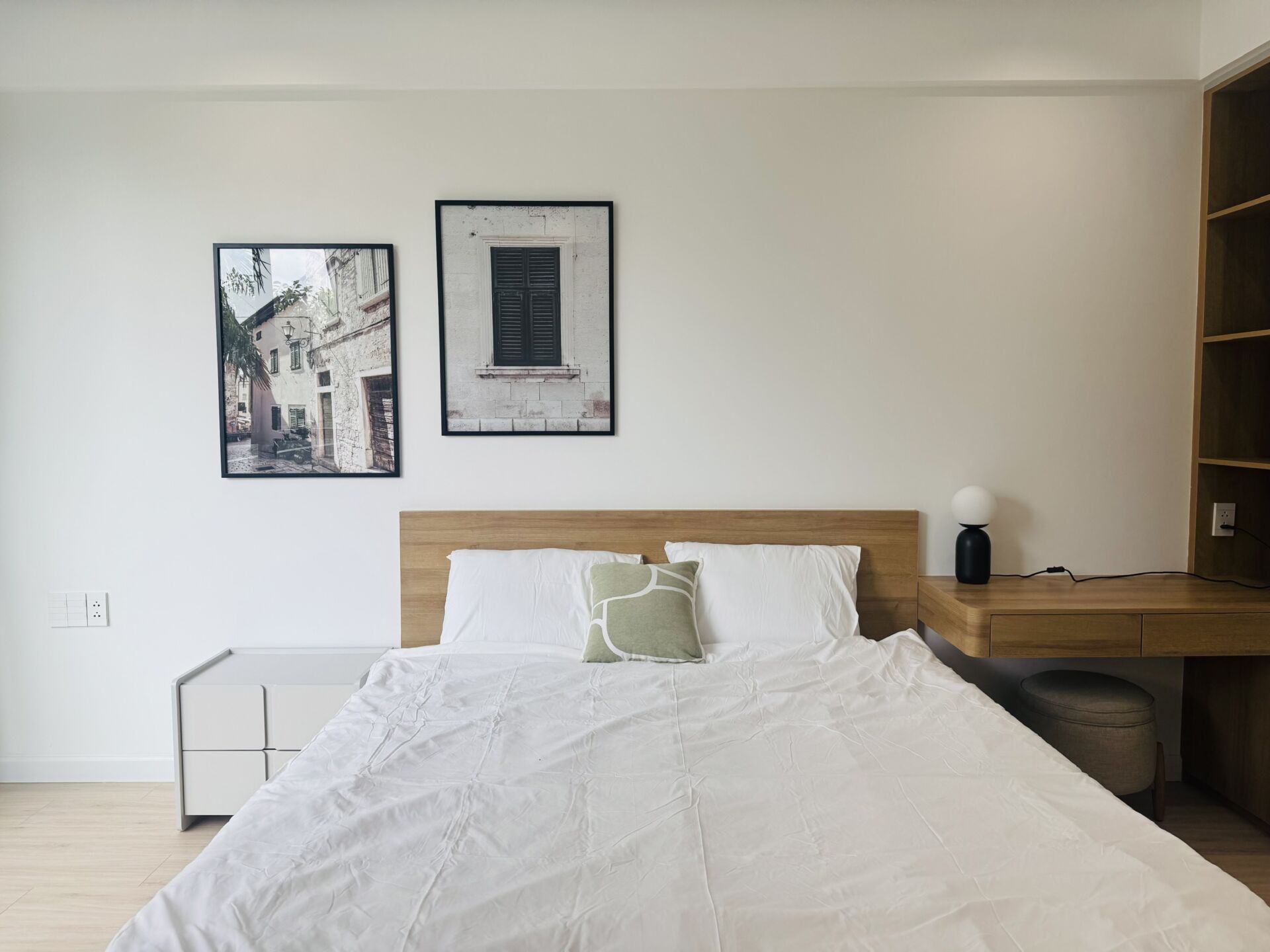 Căn hộ 2 phòng ngủ đầy đủ nội thất mới, view Quận 1, sân vườn trước cửa, ban công hướng thành phố.