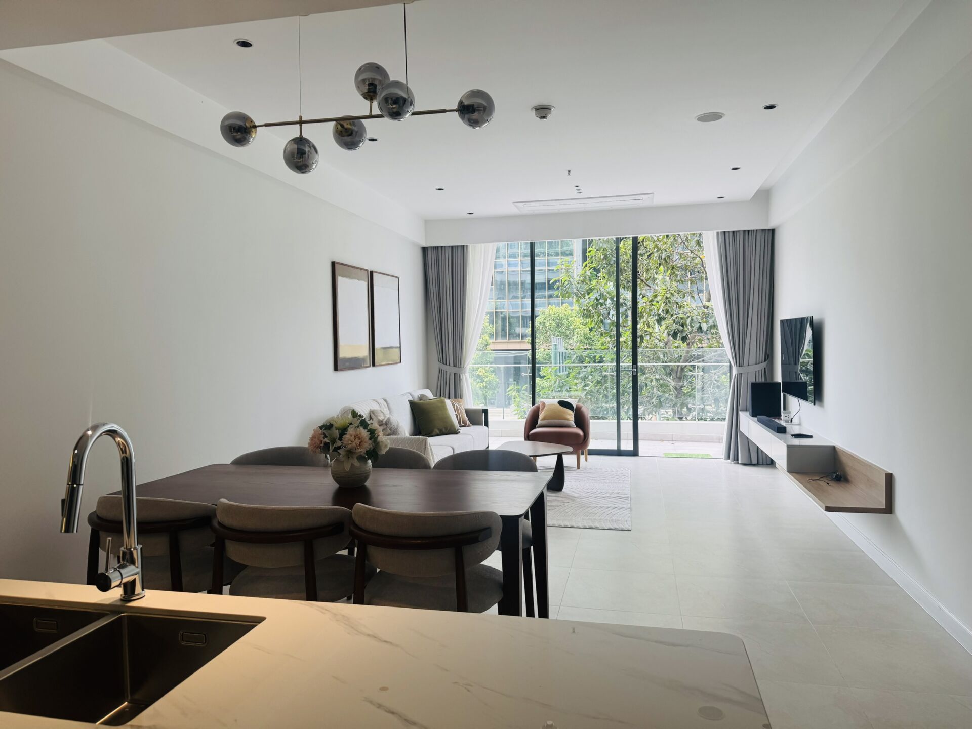 Căn hộ 2 phòng ngủ đầy đủ nội thất mới, view Quận 1, sân vườn trước cửa, ban công hướng thành phố.