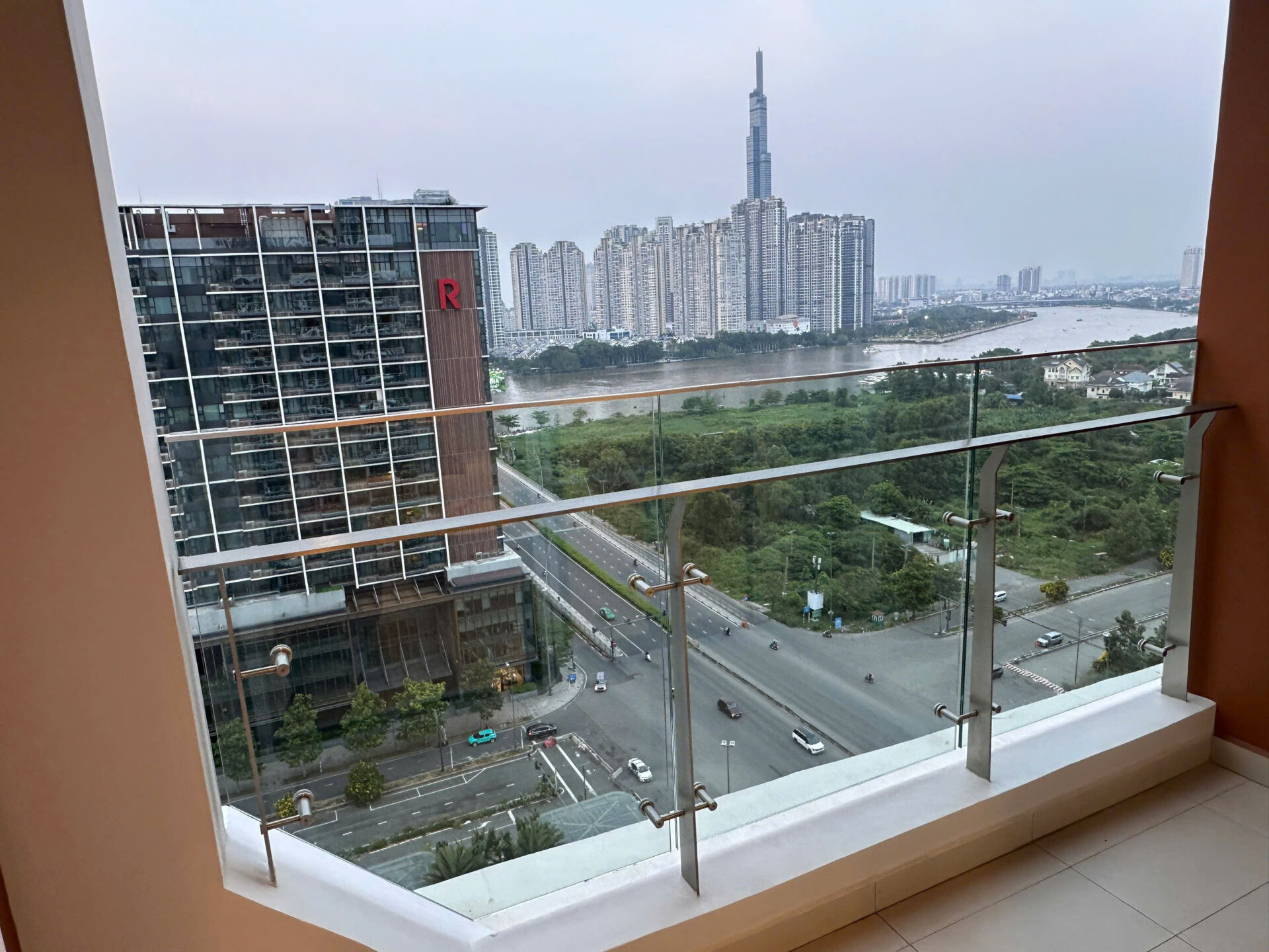 View sông Sài Gòn và Landmark 81 từ căn hộ Thủ Thiêm Zeit River 2PN.