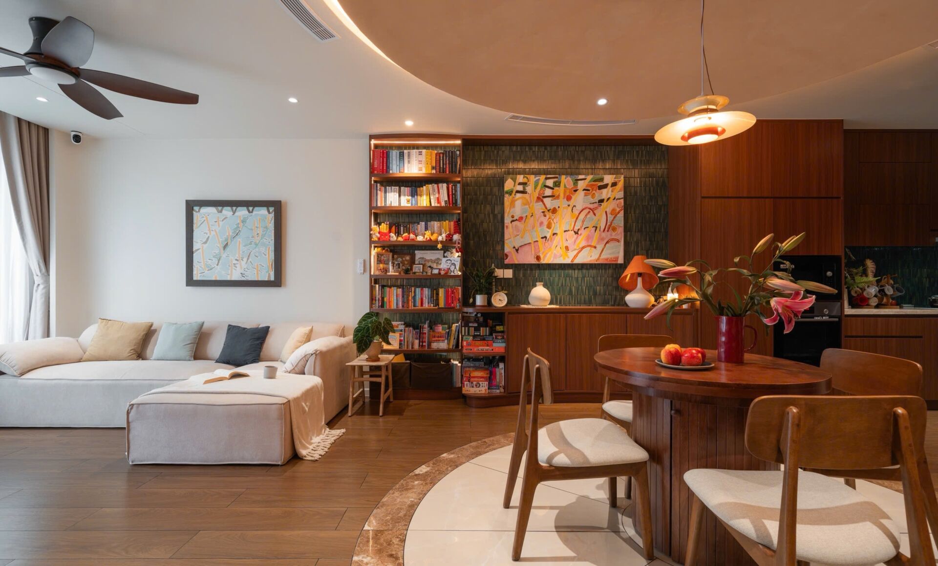 Tầm nhìn từ ban công căn hộ 2PN hướng trực diện về tòa nhà Landmark 81 và cầu Ba Son, mang lại không gian sống thượng lưu tại trái tim bán đảo Thủ Thiêm.