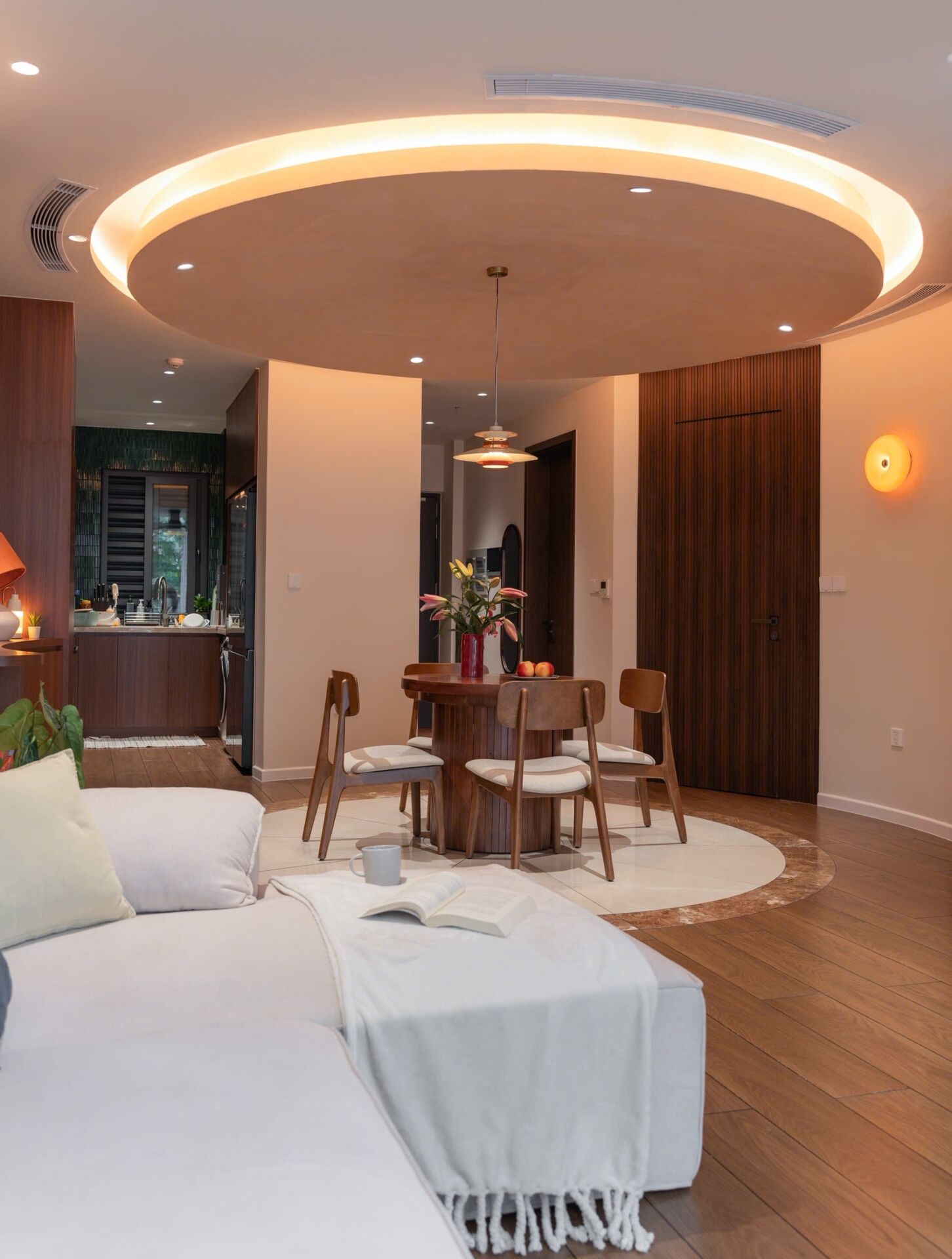 Tầm nhìn từ ban công căn hộ 2PN hướng trực diện về tòa nhà Landmark 81 và cầu Ba Son, mang lại không gian sống thượng lưu tại trái tim bán đảo Thủ Thiêm.