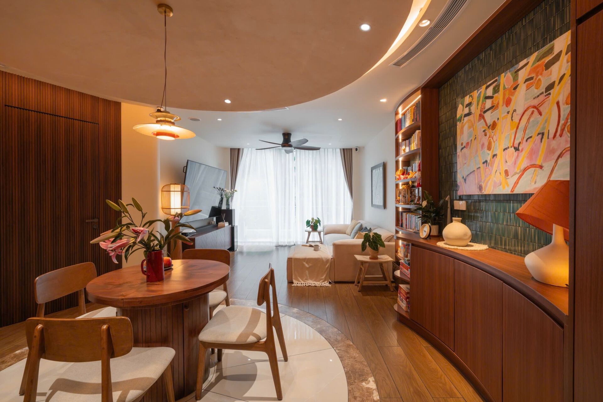 Tầm nhìn từ ban công căn hộ 2PN hướng trực diện về tòa nhà Landmark 81 và cầu Ba Son, mang lại không gian sống thượng lưu tại trái tim bán đảo Thủ Thiêm.