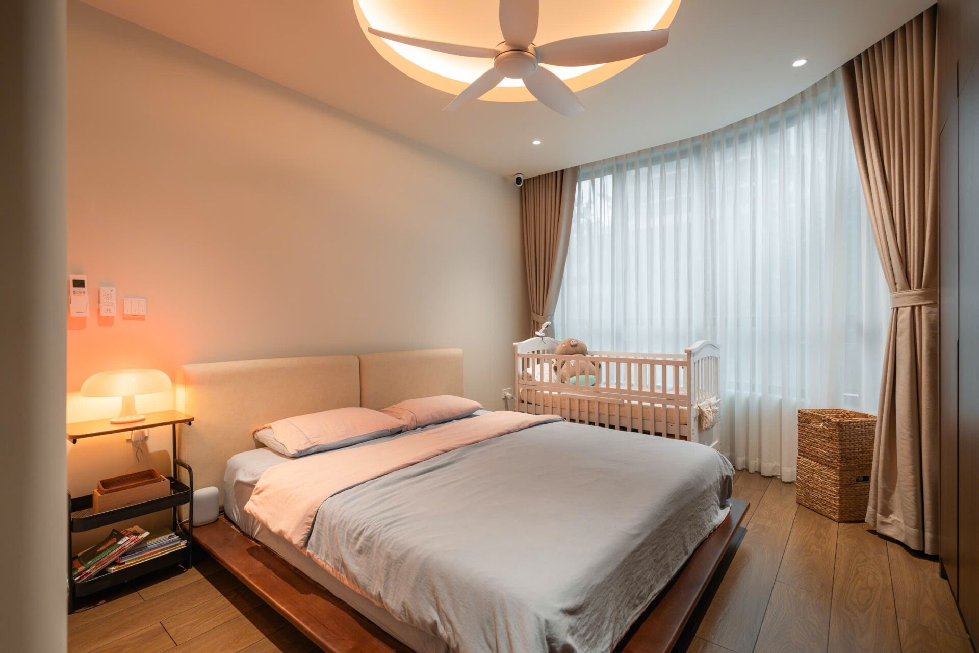 Tầm nhìn từ ban công căn hộ 2PN hướng trực diện về tòa nhà Landmark 81 và cầu Ba Son, mang lại không gian sống thượng lưu tại trái tim bán đảo Thủ Thiêm.