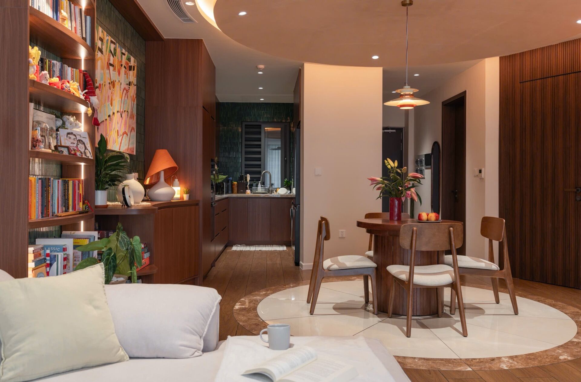 Tầm nhìn từ ban công căn hộ 2PN hướng trực diện về tòa nhà Landmark 81 và cầu Ba Son, mang lại không gian sống thượng lưu tại trái tim bán đảo Thủ Thiêm.