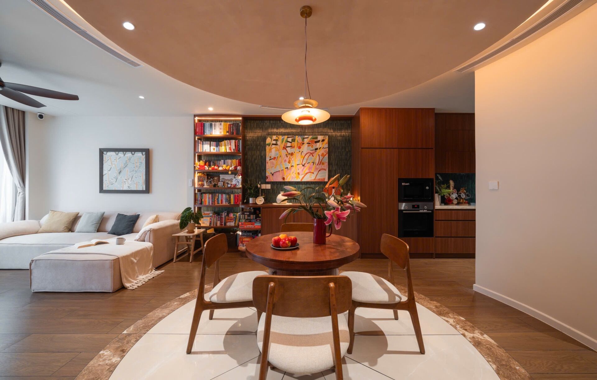 Tầm nhìn từ ban công căn hộ 2PN hướng trực diện về tòa nhà Landmark 81 và cầu Ba Son, mang lại không gian sống thượng lưu tại trái tim bán đảo Thủ Thiêm.