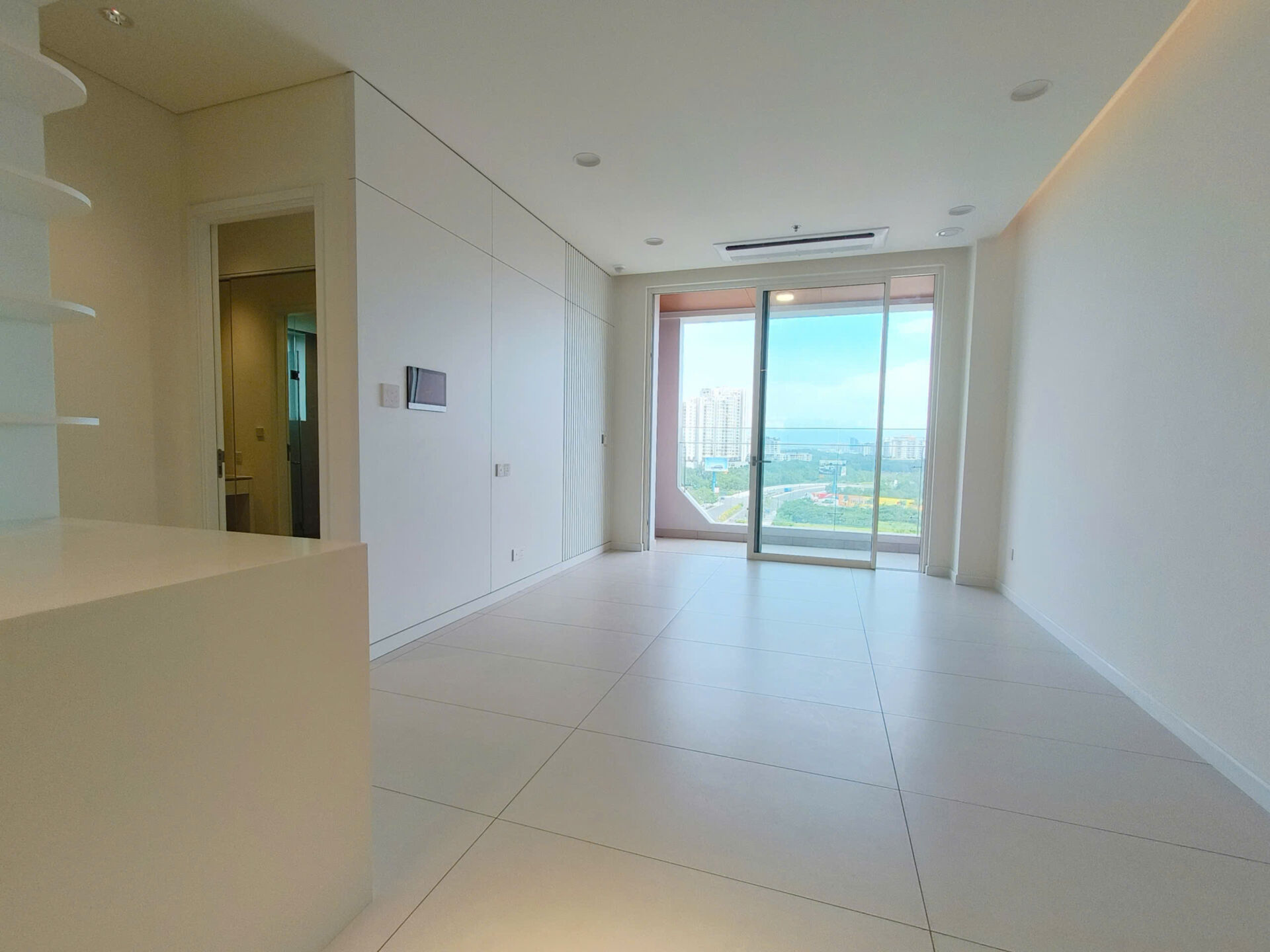 Tầm nhìn hồ trung tâm và Sala từ căn hộ cho thuê Thủ Thiêm Zeit River 2PN.