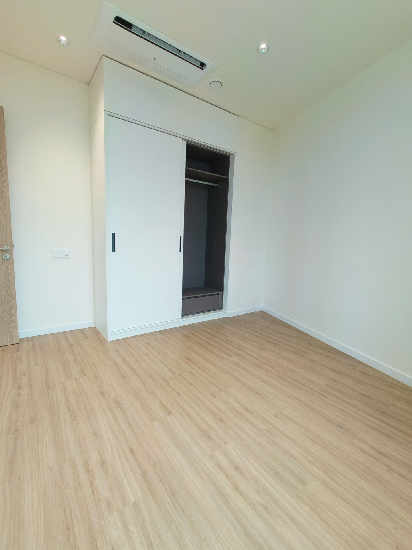 Bán căn hộ Thủ Thiêm Zeit River 2PN căn góc view hồ trung tâm.