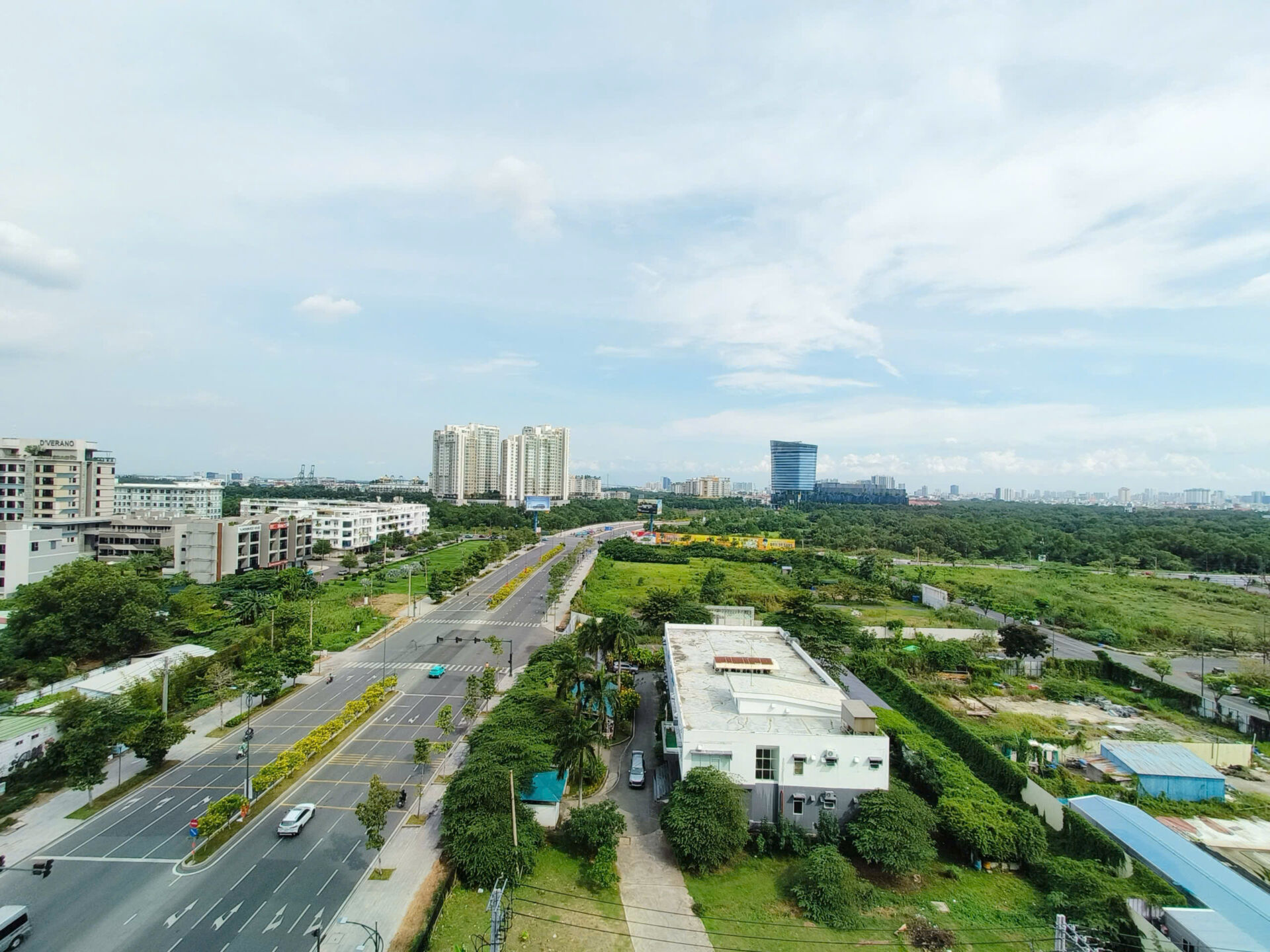 Tầm nhìn hồ trung tâm và Sala từ căn hộ cho thuê Thủ Thiêm Zeit River 2PN.