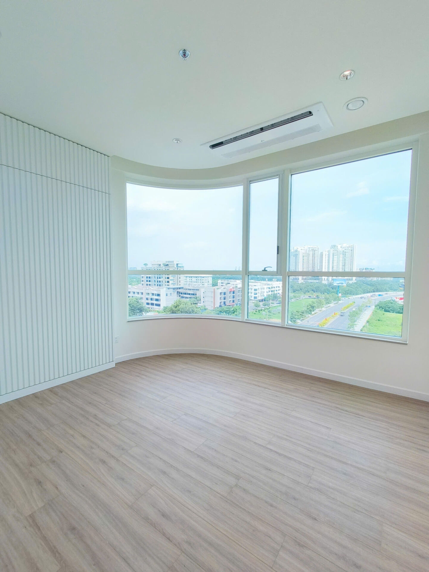 Tầm nhìn hồ trung tâm và Sala từ căn hộ cho thuê Thủ Thiêm Zeit River 2PN.