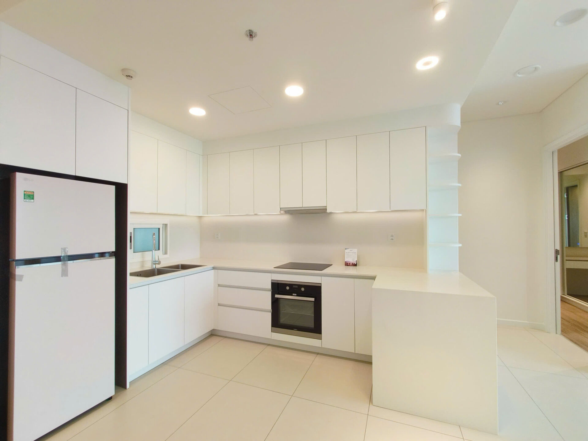 Tầm nhìn hồ trung tâm và Sala từ căn hộ cho thuê Thủ Thiêm Zeit River 2PN.