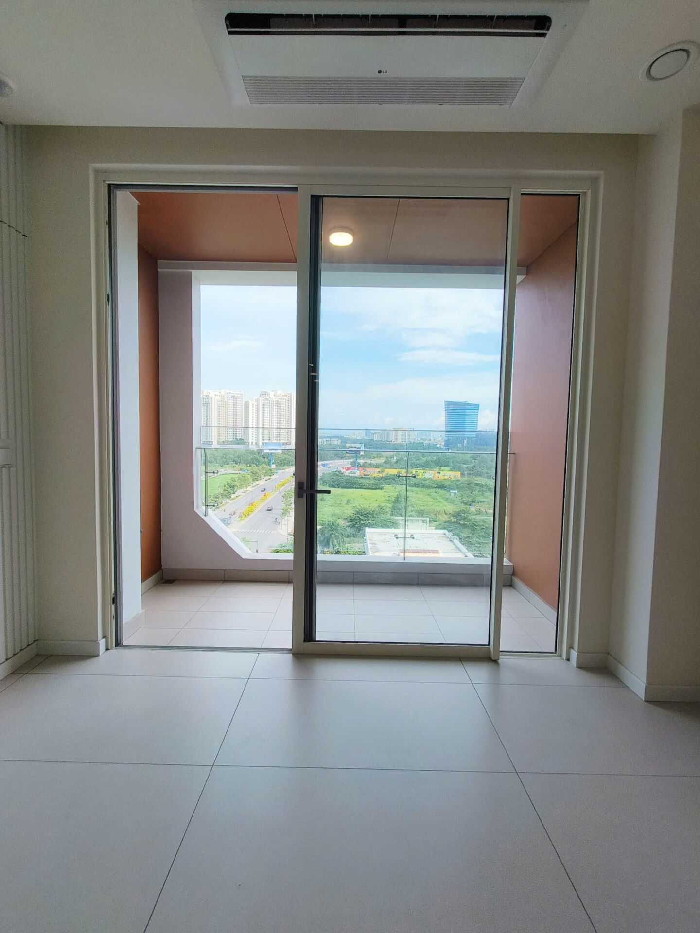 Tầm nhìn hồ trung tâm và Sala từ căn hộ cho thuê Thủ Thiêm Zeit River 2PN.