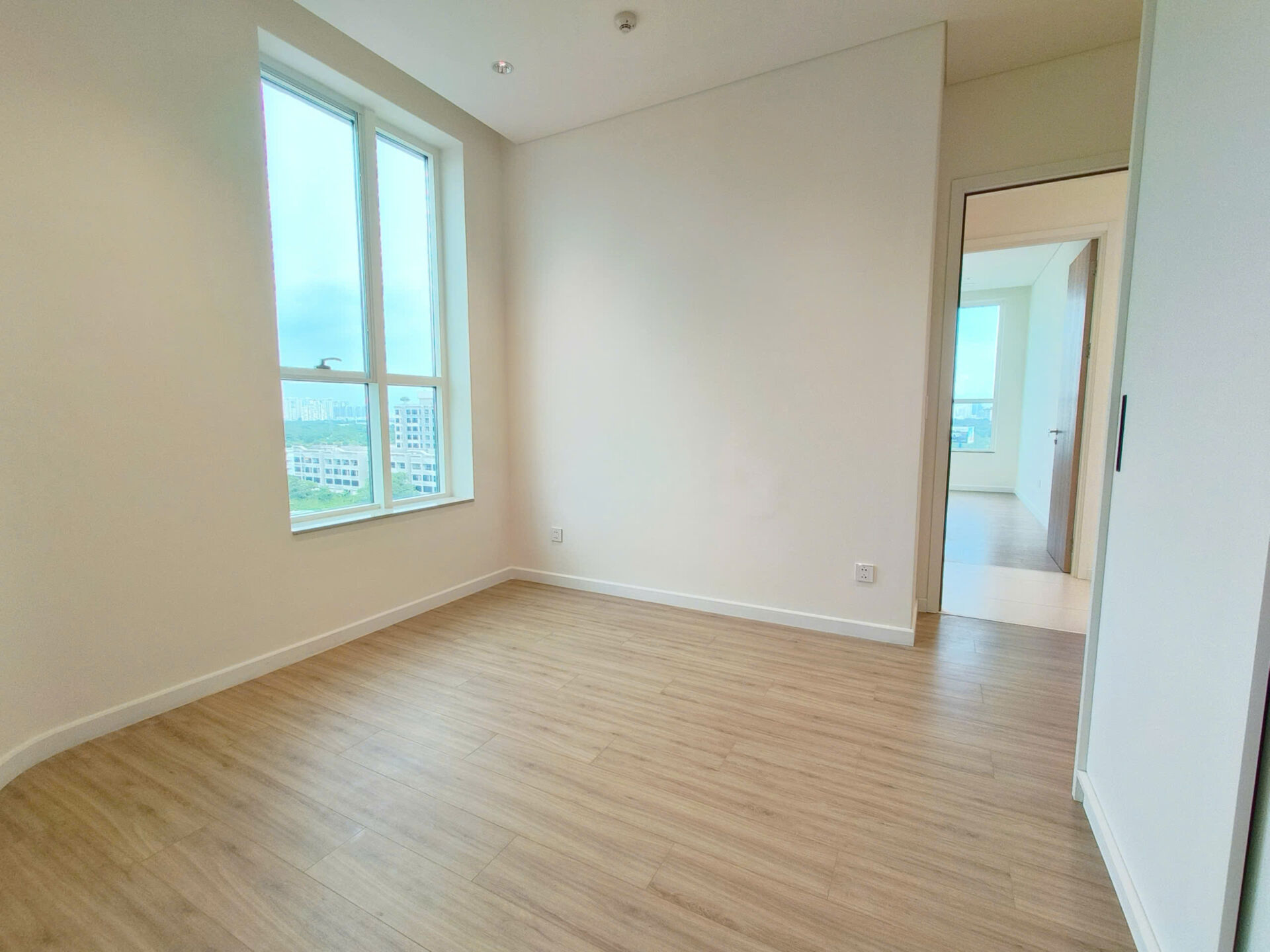 Tầm nhìn hồ trung tâm và Sala từ căn hộ cho thuê Thủ Thiêm Zeit River 2PN.