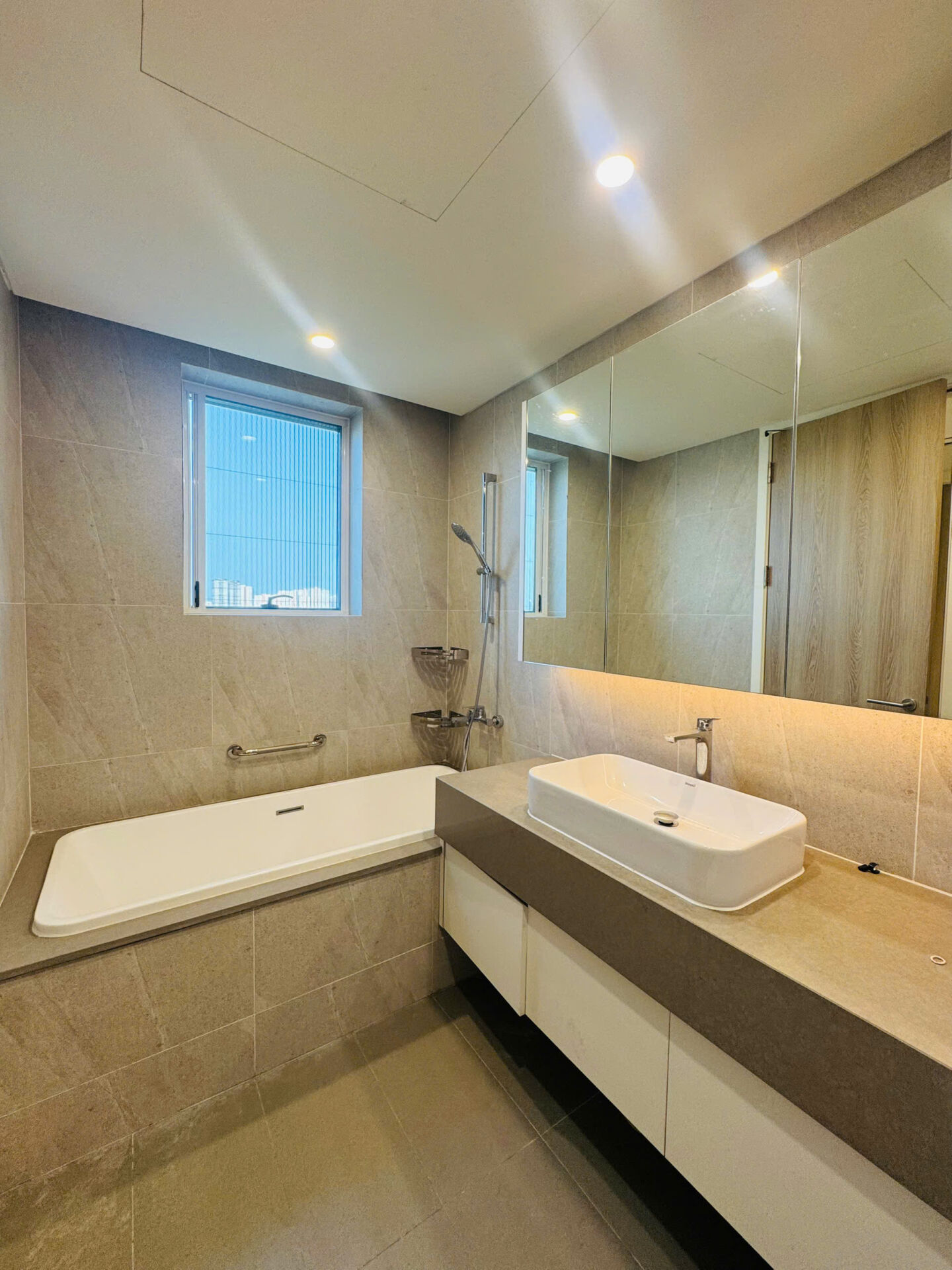 View nội khu resort xanh mát từ căn hộ cho thuê Thủ Thiêm Zeit River 3PN