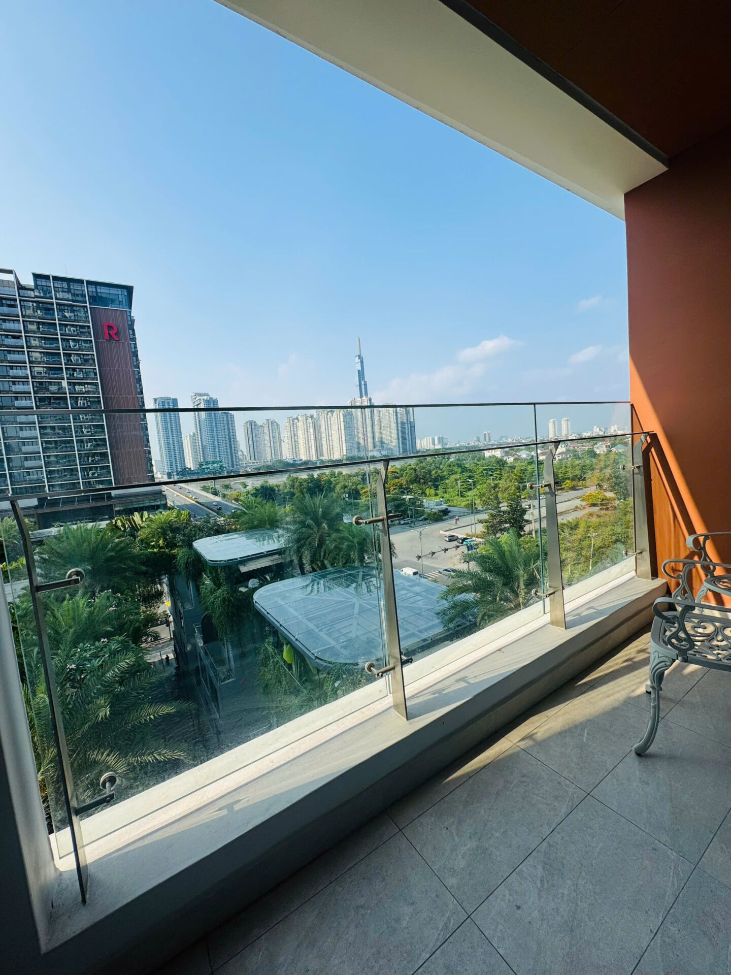 View nội khu resort xanh mát từ căn hộ cho thuê Thủ Thiêm Zeit River 3PN