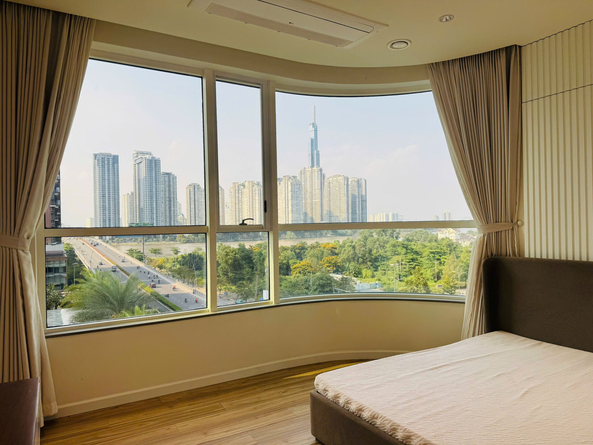 View nội khu resort xanh mát từ căn hộ cho thuê Thủ Thiêm Zeit River 3PN.