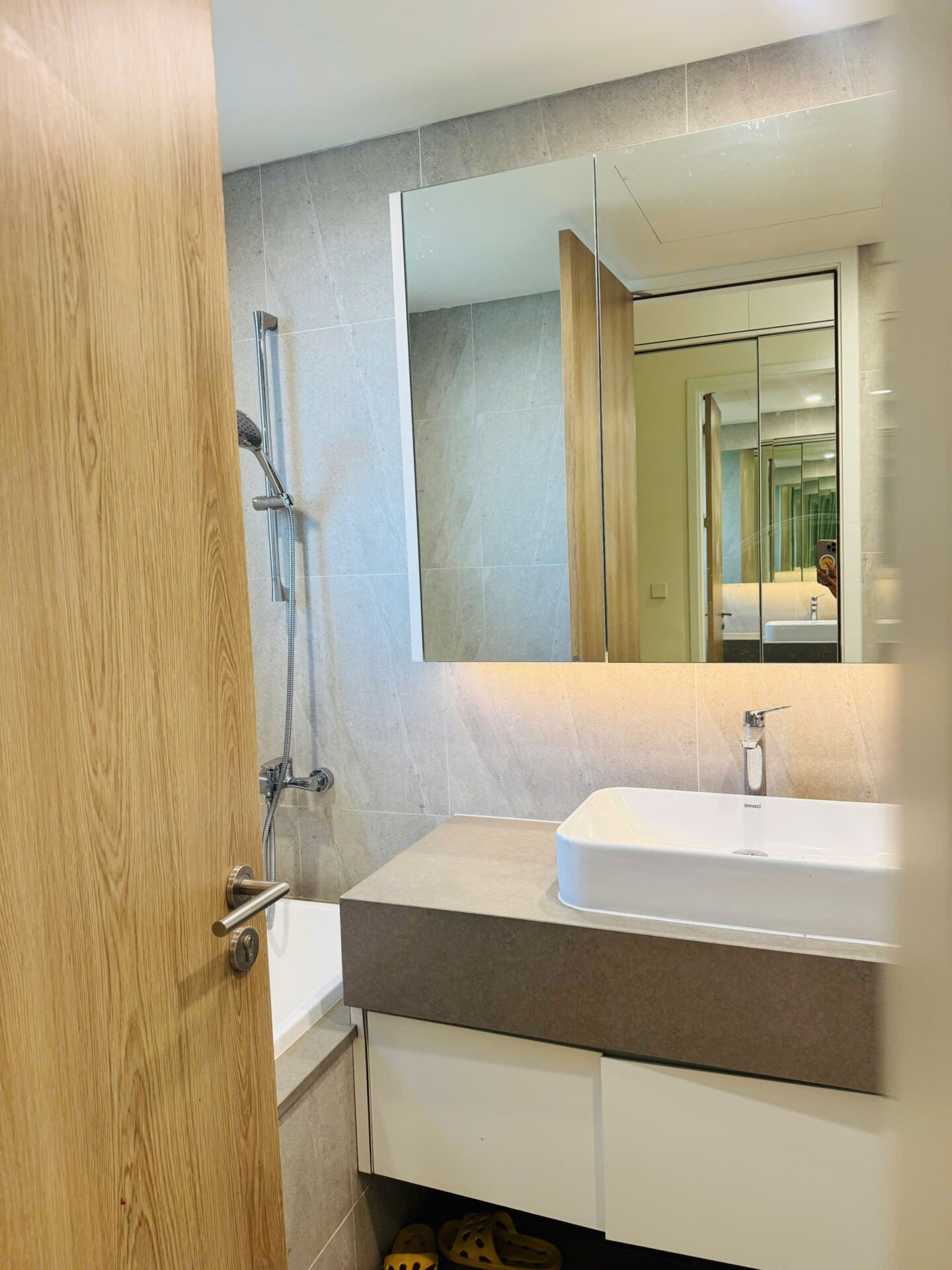 View nội khu resort xanh mát từ căn hộ cho thuê Thủ Thiêm Zeit River 3PN