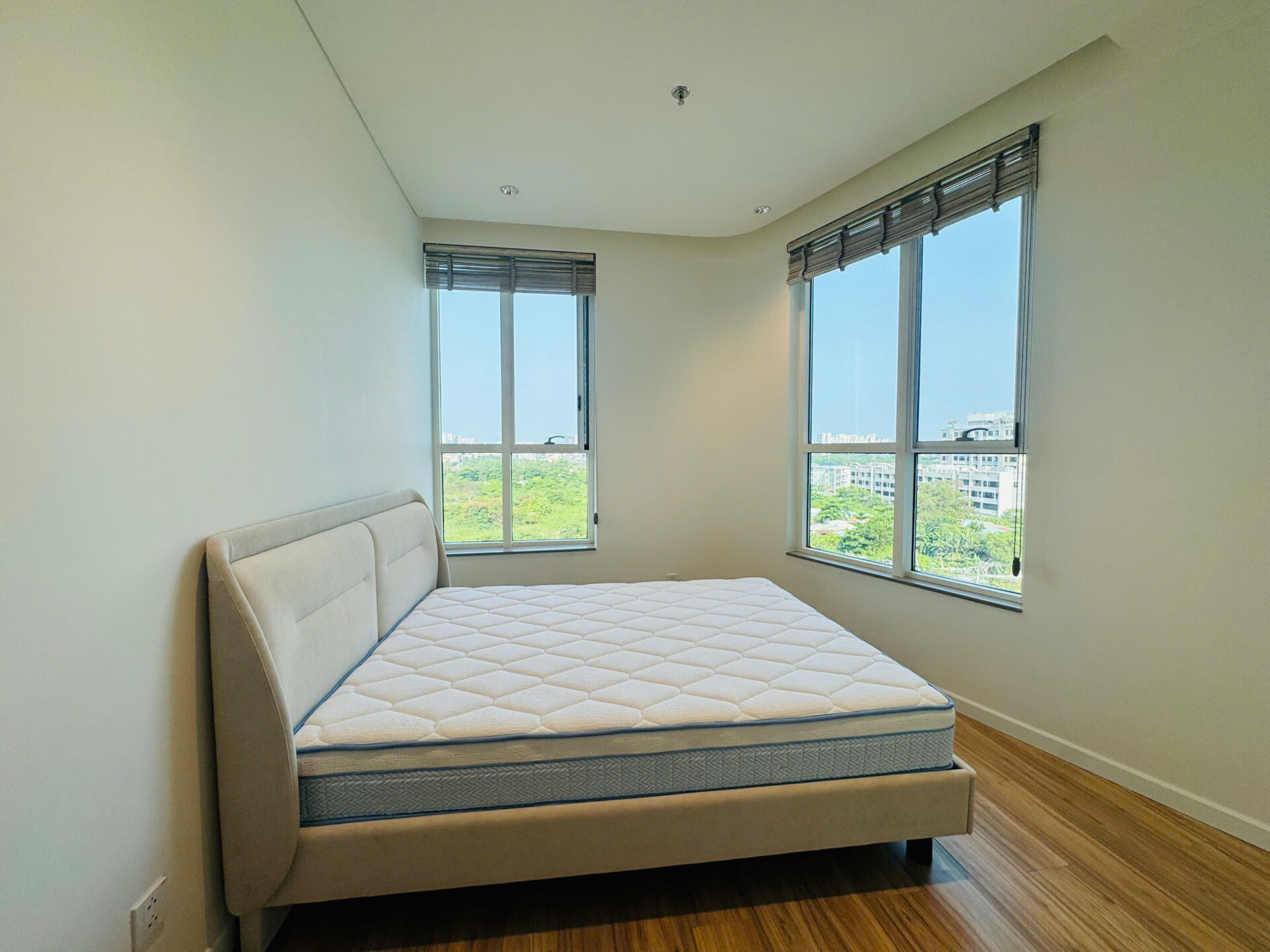 View nội khu resort xanh mát từ căn hộ cho thuê Thủ Thiêm Zeit River 3PN