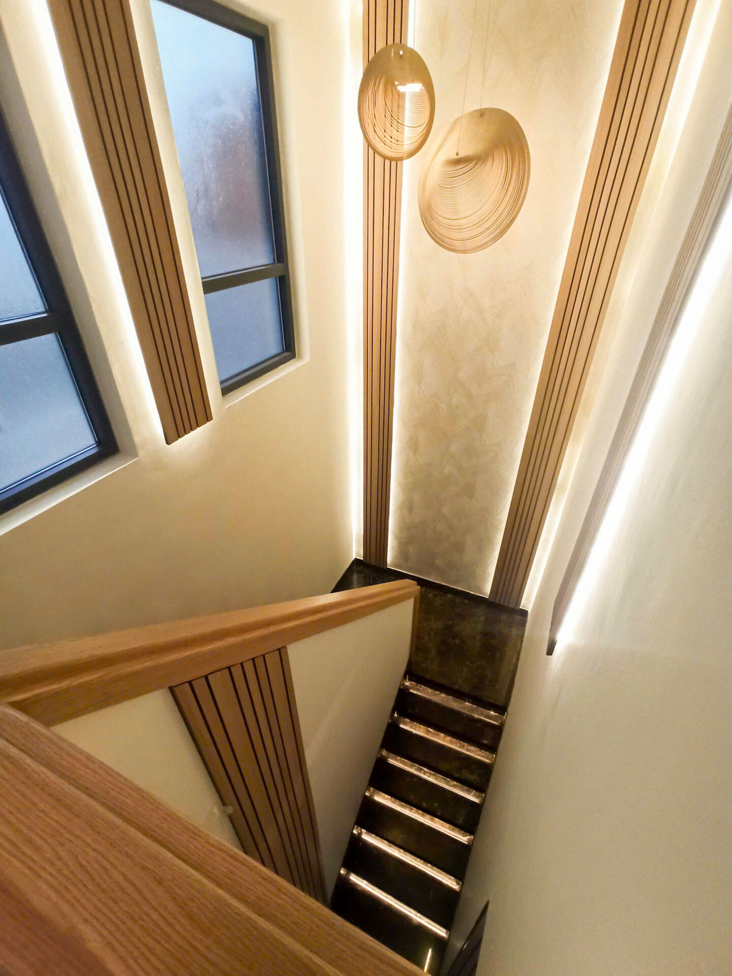 Không gian phòng khách thông tầng đẳng cấp tại Duplex Thủ Thiêm Zeit River.