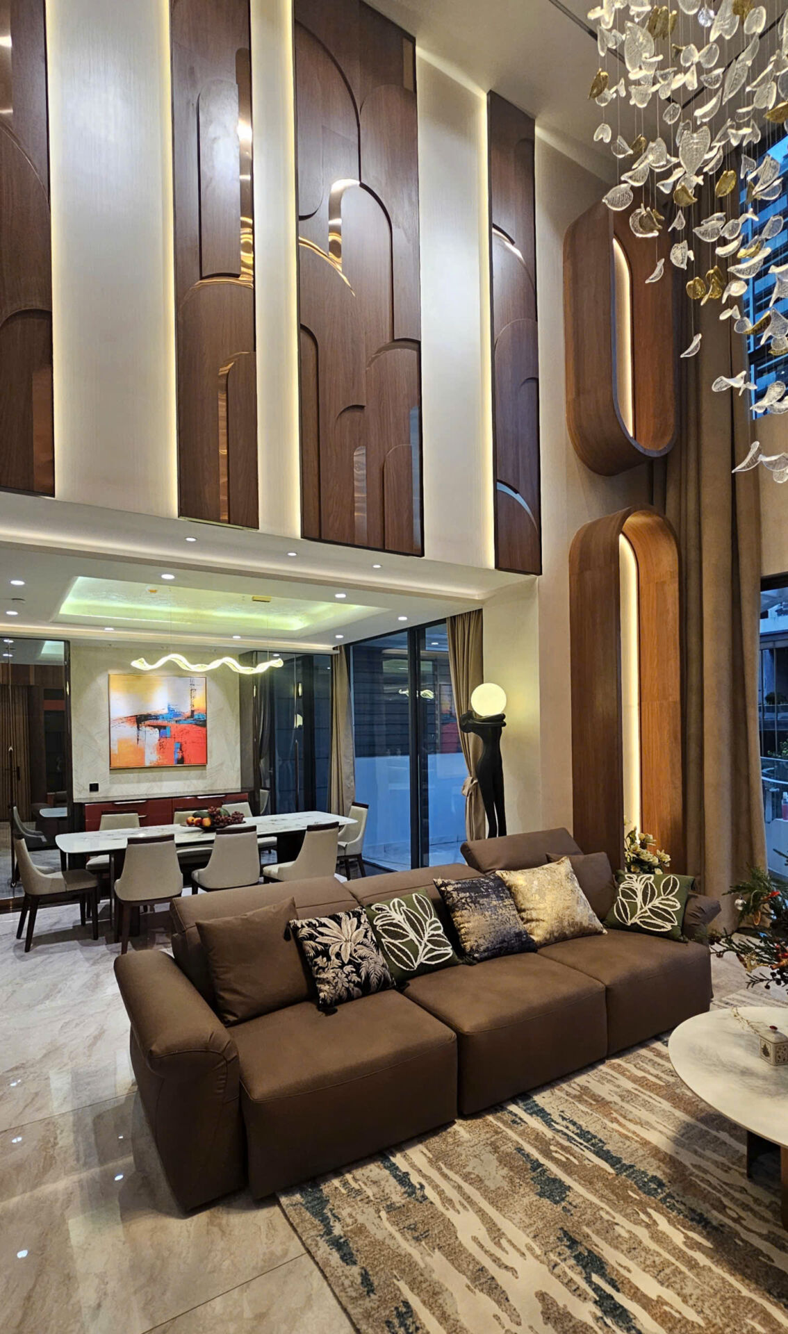 Không gian phòng khách thông tầng đẳng cấp tại Duplex Thủ Thiêm Zeit River.