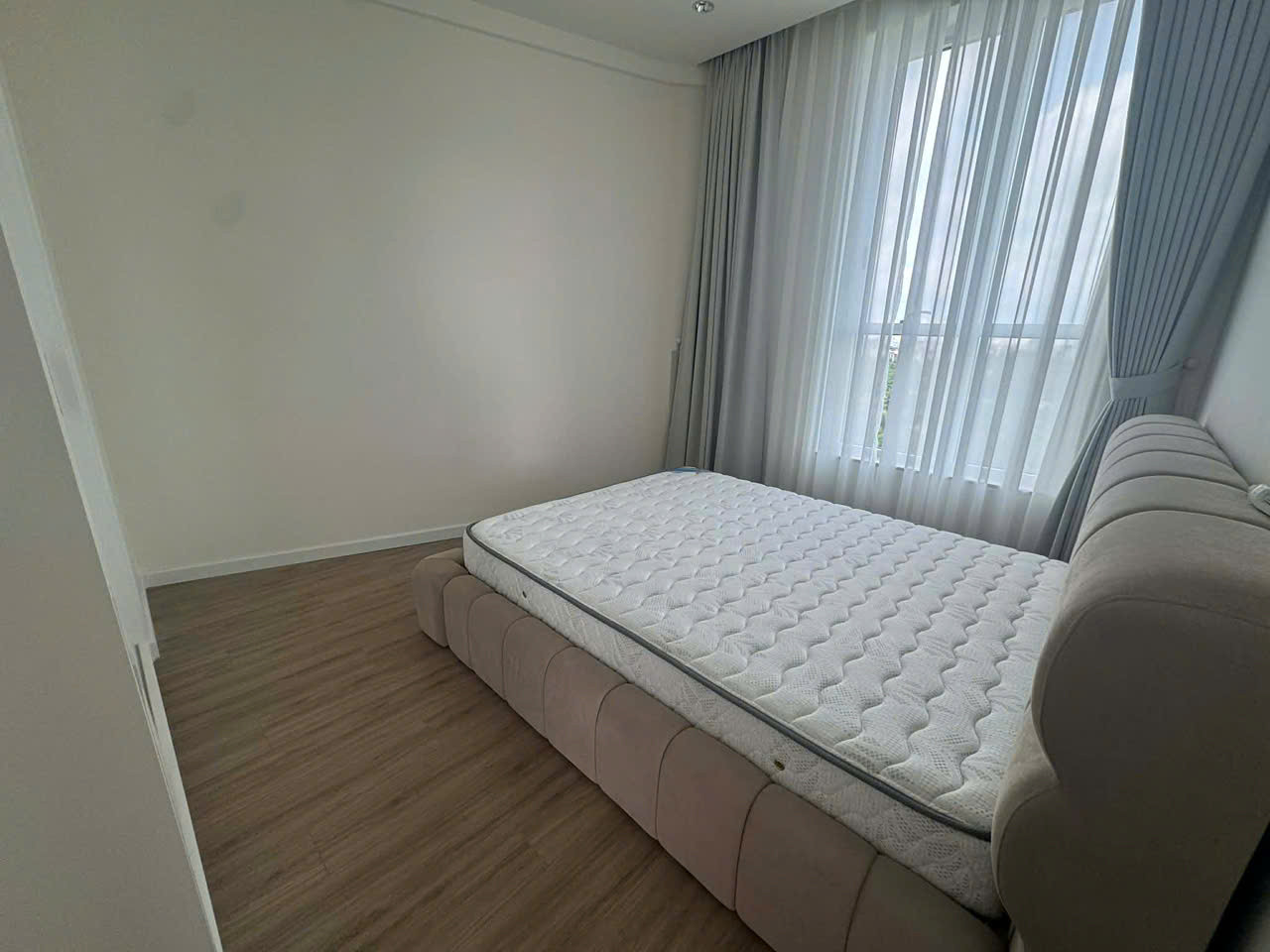 Tầm nhìn hướng sông và khu Sala từ căn hộ cho thuê Thủ Thiêm Zeit River 2PN.