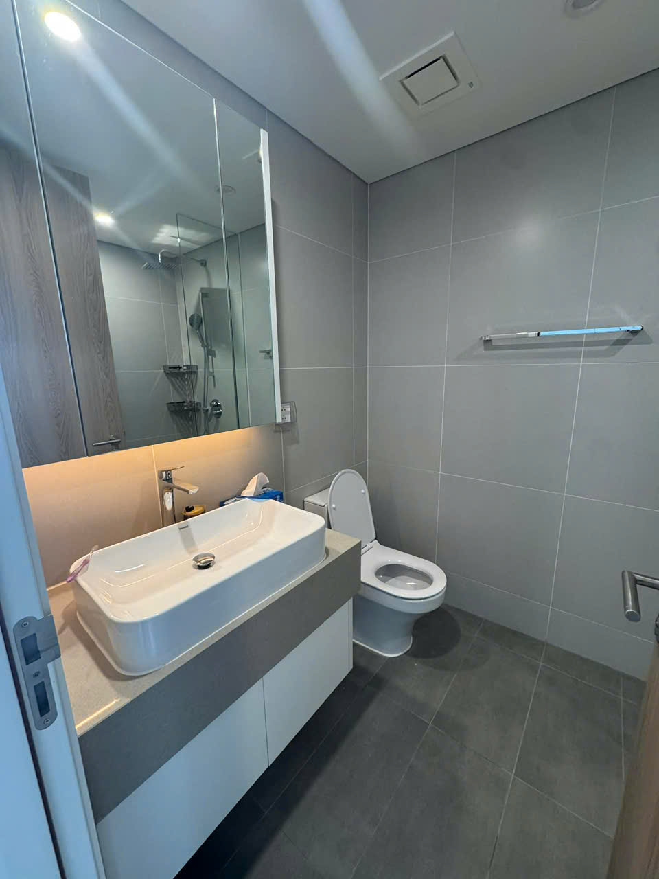 Tầm nhìn hướng sông và khu Sala từ căn hộ cho thuê Thủ Thiêm Zeit River 2PN.