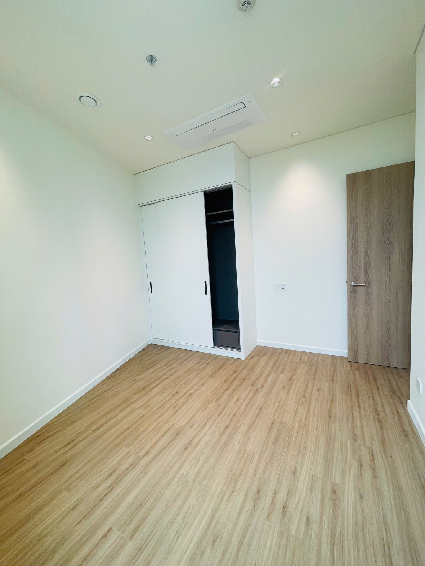 Bán căn hộ Thủ Thiêm Zeit River 2PN view sông và Landmark 81 suất NN.